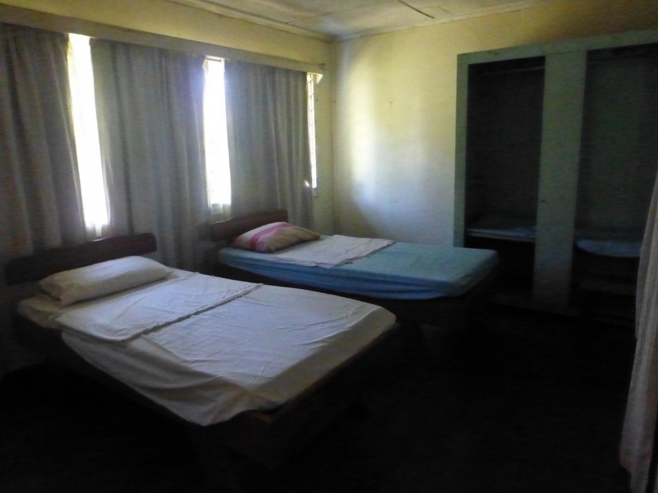 Before pic of a bedroom